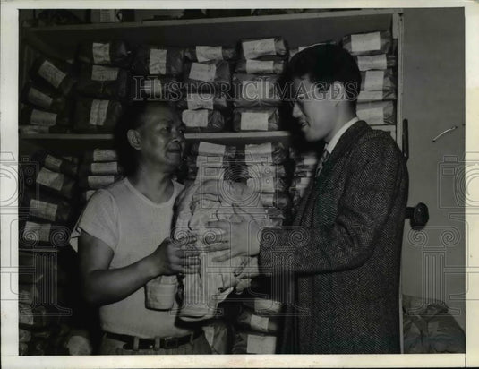 1943 Press Photo Yee Tung hand's off laundry James Takeda - Historic Images