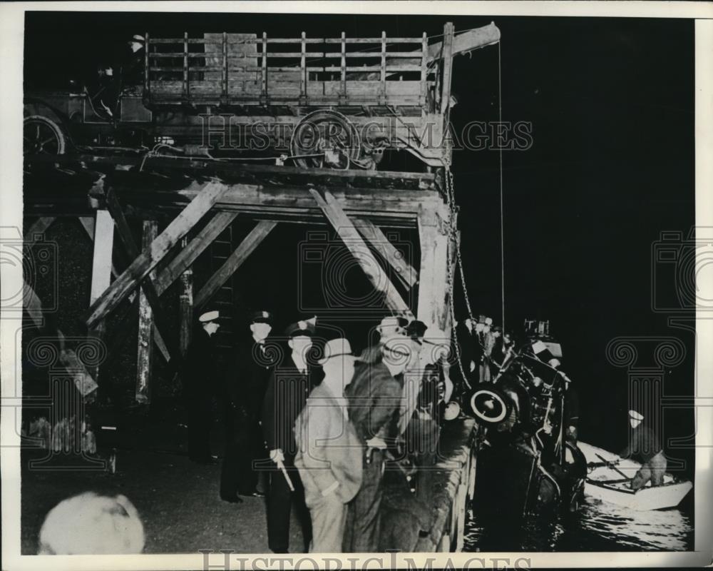1937 Press Photo Howard Boyle's car being lifted out of the lake - Historic Images