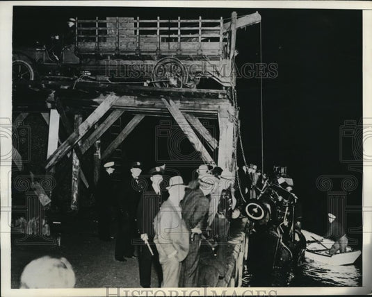 1937 Press Photo Howard Boyle's car being lifted out of the lake - Historic Images