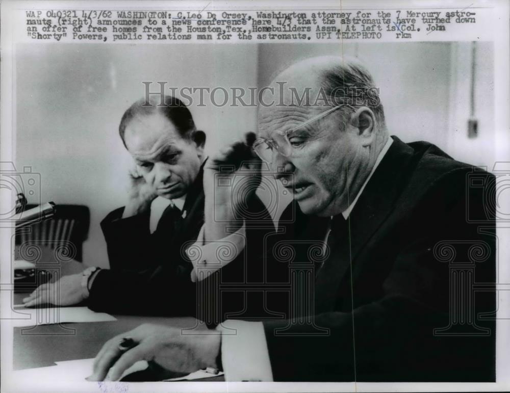 1962 Press Photo C. Leo De Orsey announces news conference with astronauts - Historic Images