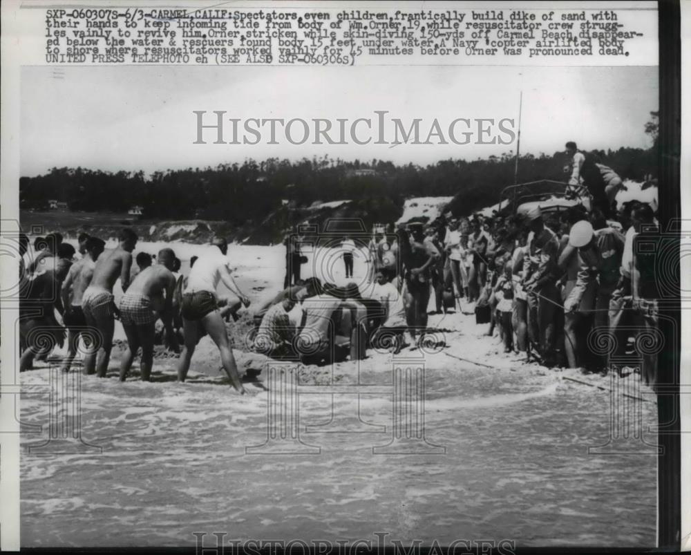 1957 Press Photo People Building Dike Around Diver That Drown Resuscitator Crew - Historic Images