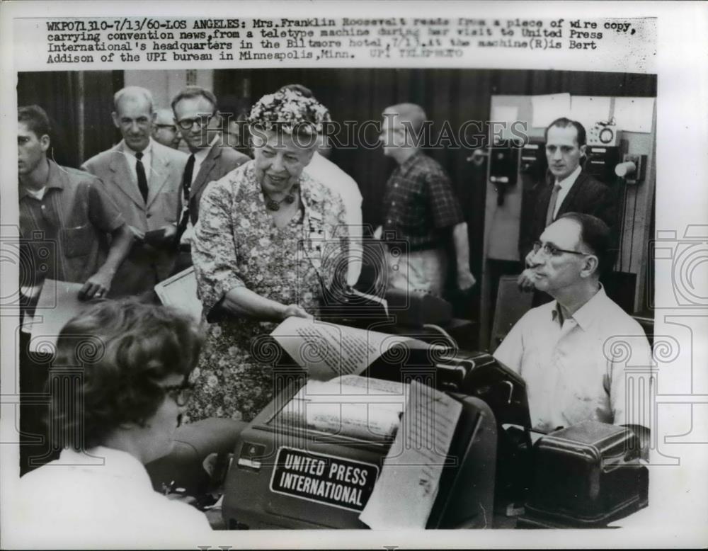 1960 Press Photo Mrs Franklin Roosevelt Reads Wire Copy Carrying Convention New - Historic Images