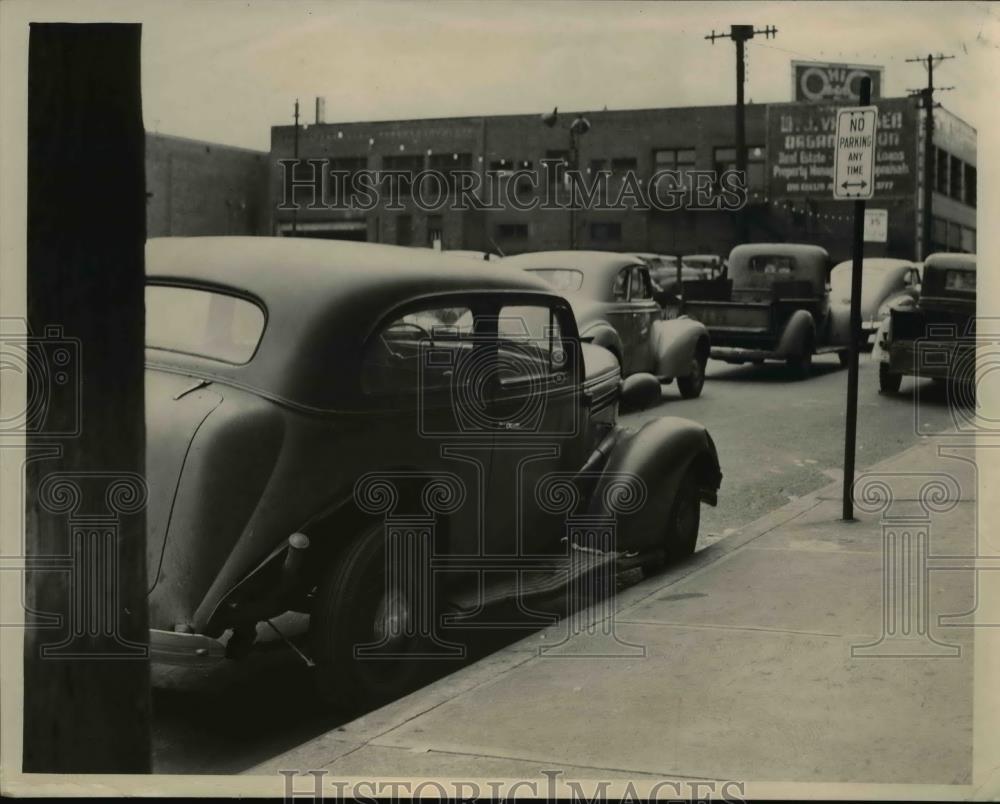 1946 Press Photo Car parked on E. 17th near Euclid Ohio - Historic Images