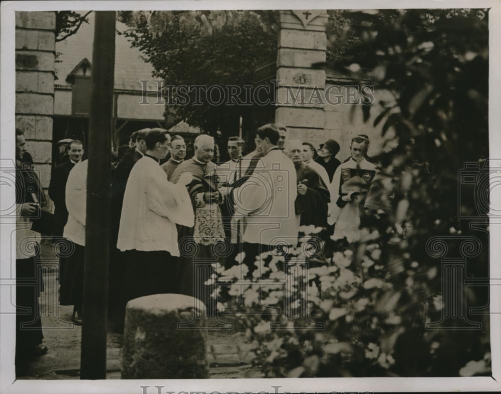 1930 Press Photo Monsignor Magliene makes a tour in Crieane. - Historic Images