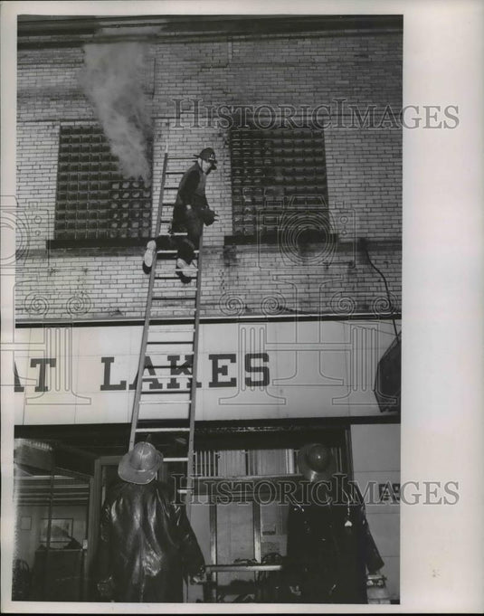 1952 Press Photo of a fire at the Great Lakes Storage Warehouse. - Historic Images