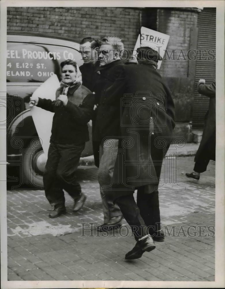 1951 Press Photo Roy &amp; Maxine Harless Arrested Picketing Pressed Steel Products - Historic Images