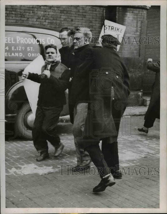 1951 Press Photo Roy & Maxine Harless Arrested Picketing Pressed Steel Products - Historic Images