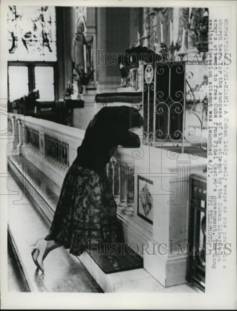 1961 Press Photo Woman Weeps and prays in Church in Miami - nee33352 - Historic Images