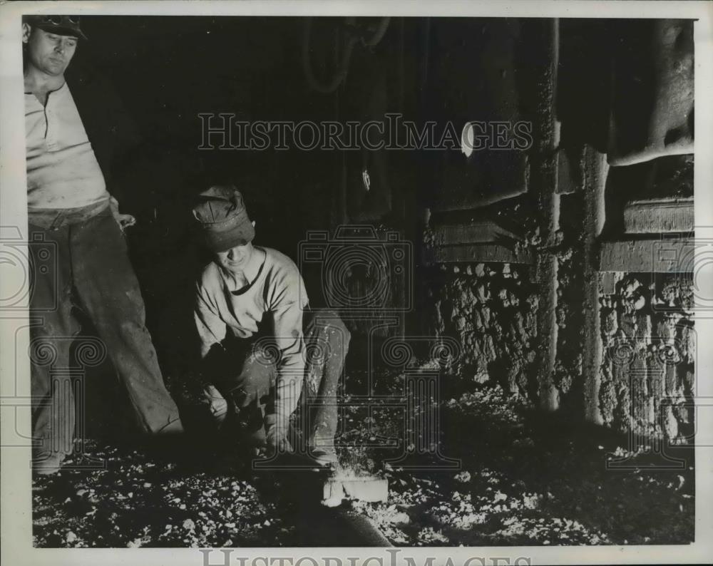 1941 Press Photo John Carroll of the Otis Steel in Cleveland Plant - Historic Images