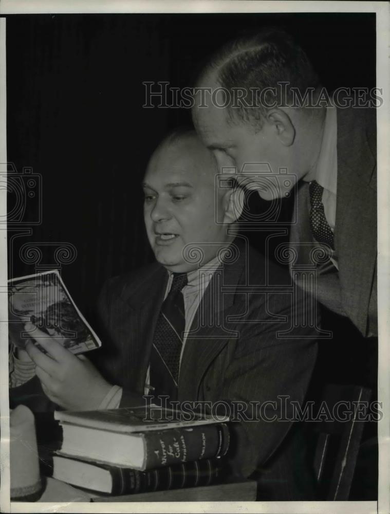 1941 Press Photo Oliver Carlson and Attorney Richard Combs - Historic Images