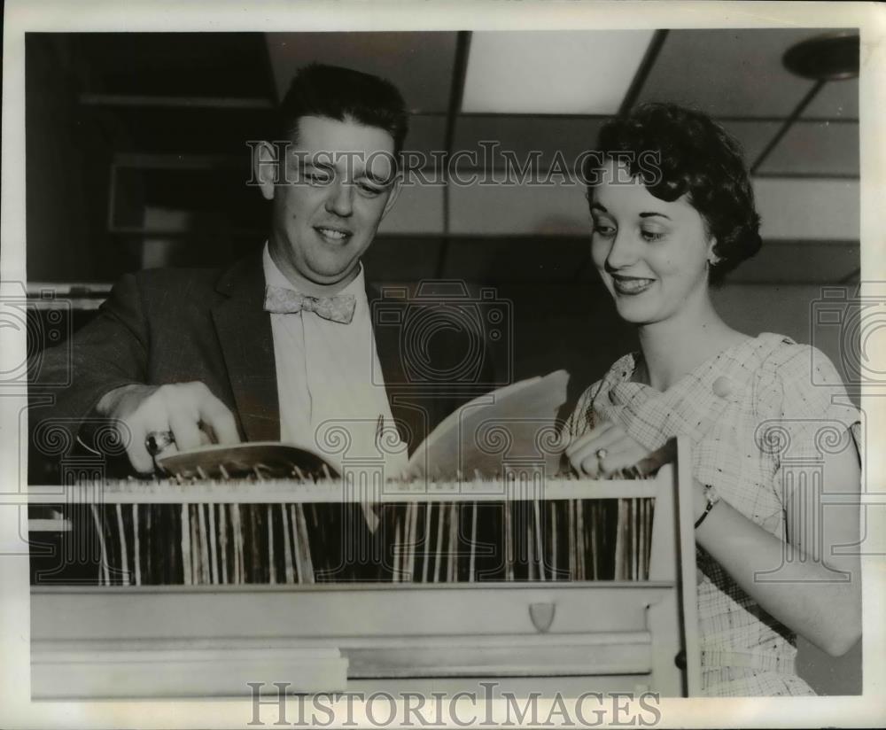 1958 Press Photo R.G. Wessel acquaints Phyllis Bongartz with Filing System - Historic Images