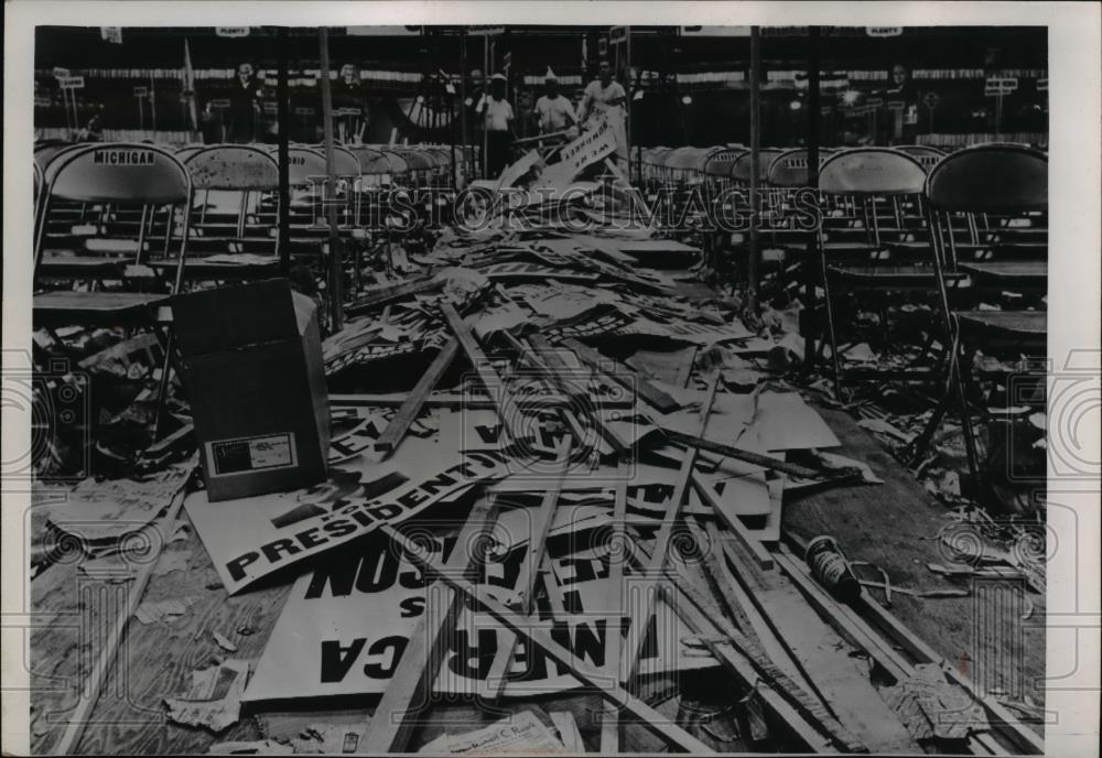 1952 Press Photo The file of debris after the Democratic Convention 7th session - Historic Images