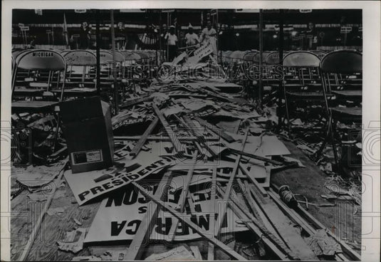 1952 Press Photo The file of debris after the Democratic Convention 7th session - Historic Images
