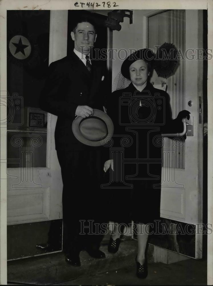 1938 Press Photo Mr.and Mrs.Richard Lyons,after voting the the primaries - Historic Images