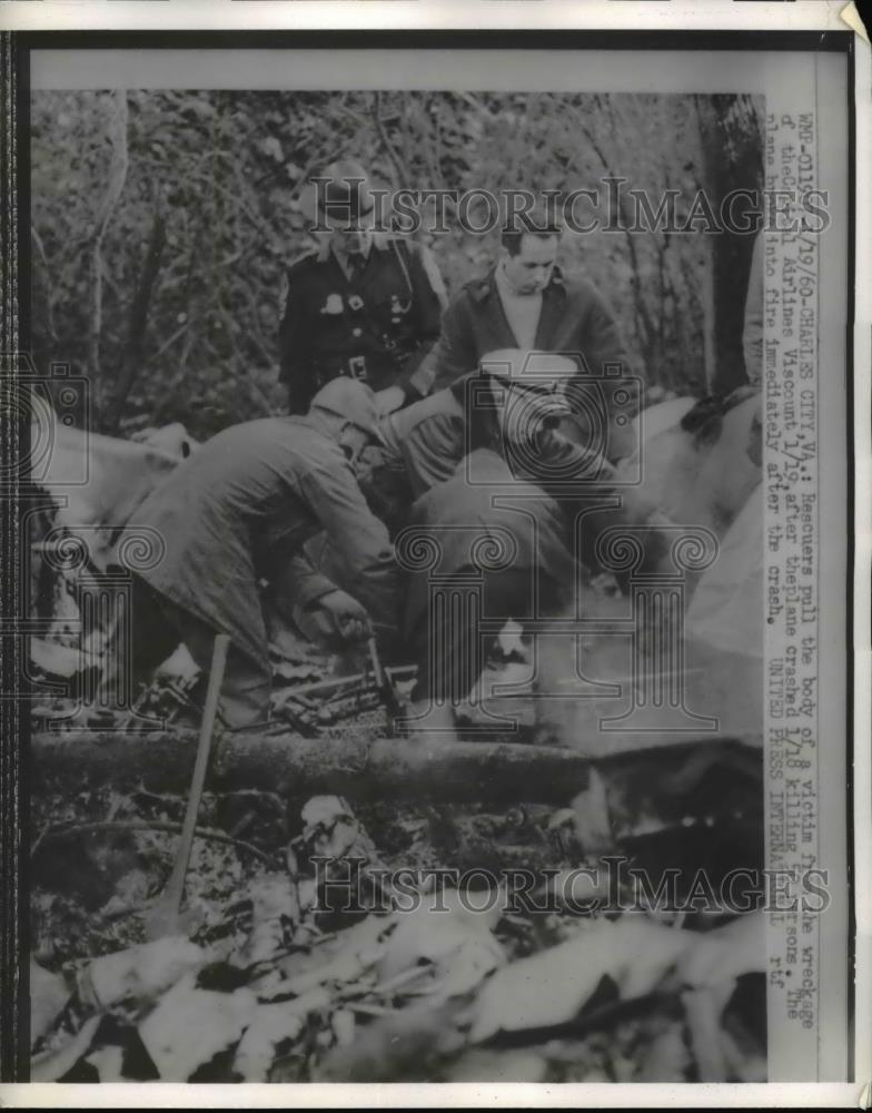 1960 Press Photo Rescuers pull the bodies of the victims of the plane crashed,VA - Historic Images