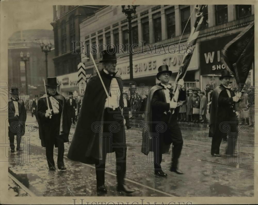 1950 Press Photo Men in Top Hats and Capes in St. Patrick&#39;s Day Parade - Historic Images