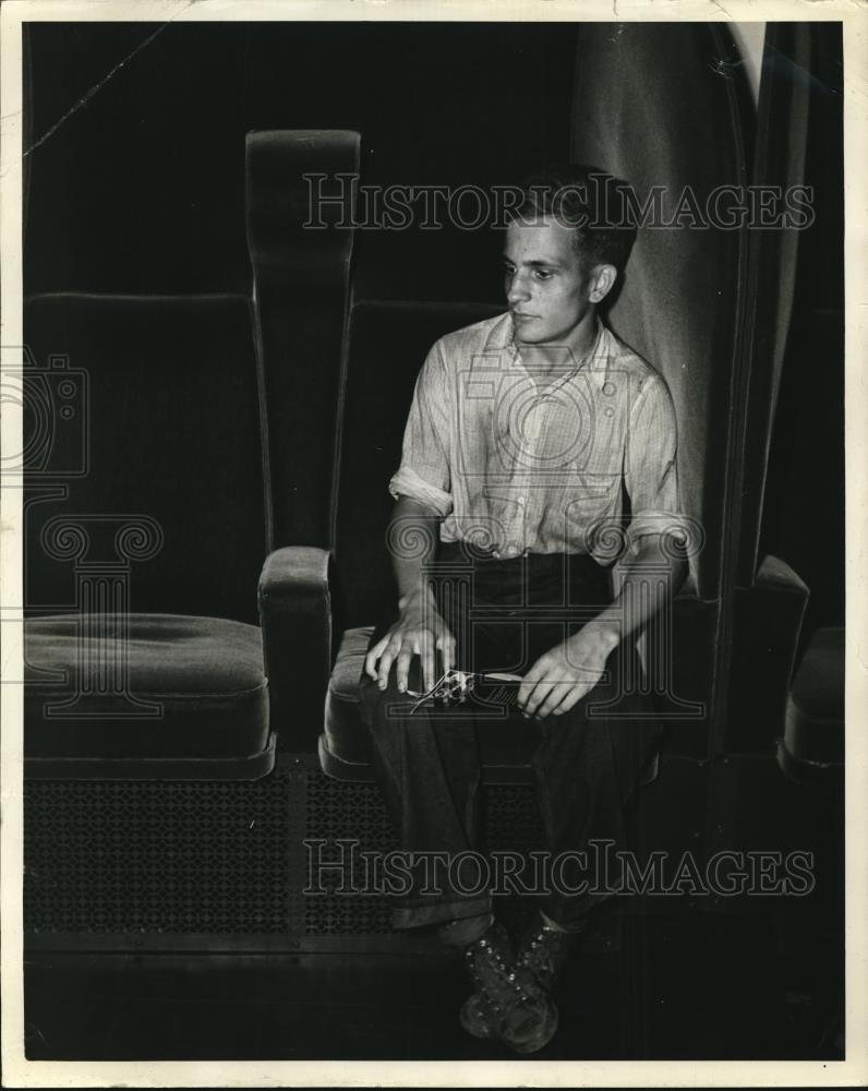 1928 Press Photo Ralph Craig, an Ohio boy, gaining the precious glimpse in world - Historic Images