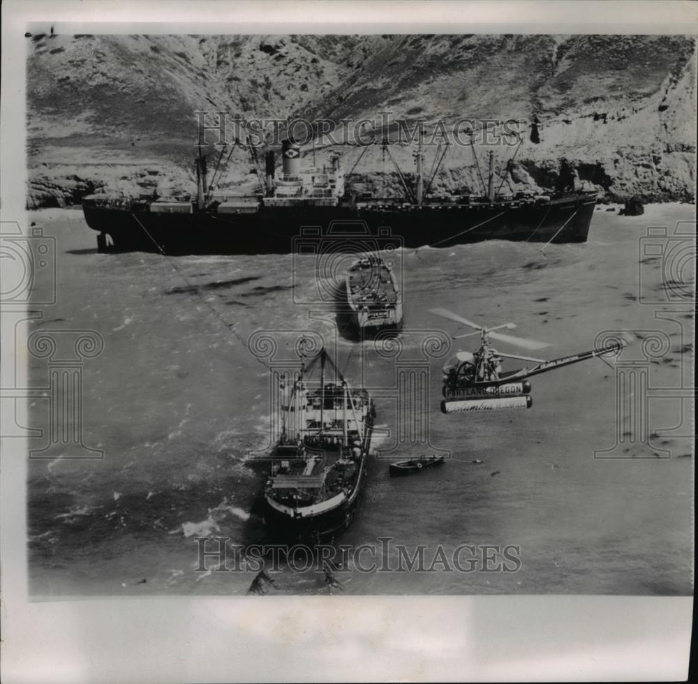 1962 Press Photo Helicopter Aids In Salvage Operation To Save $1,150,000 Of Carg - Historic Images