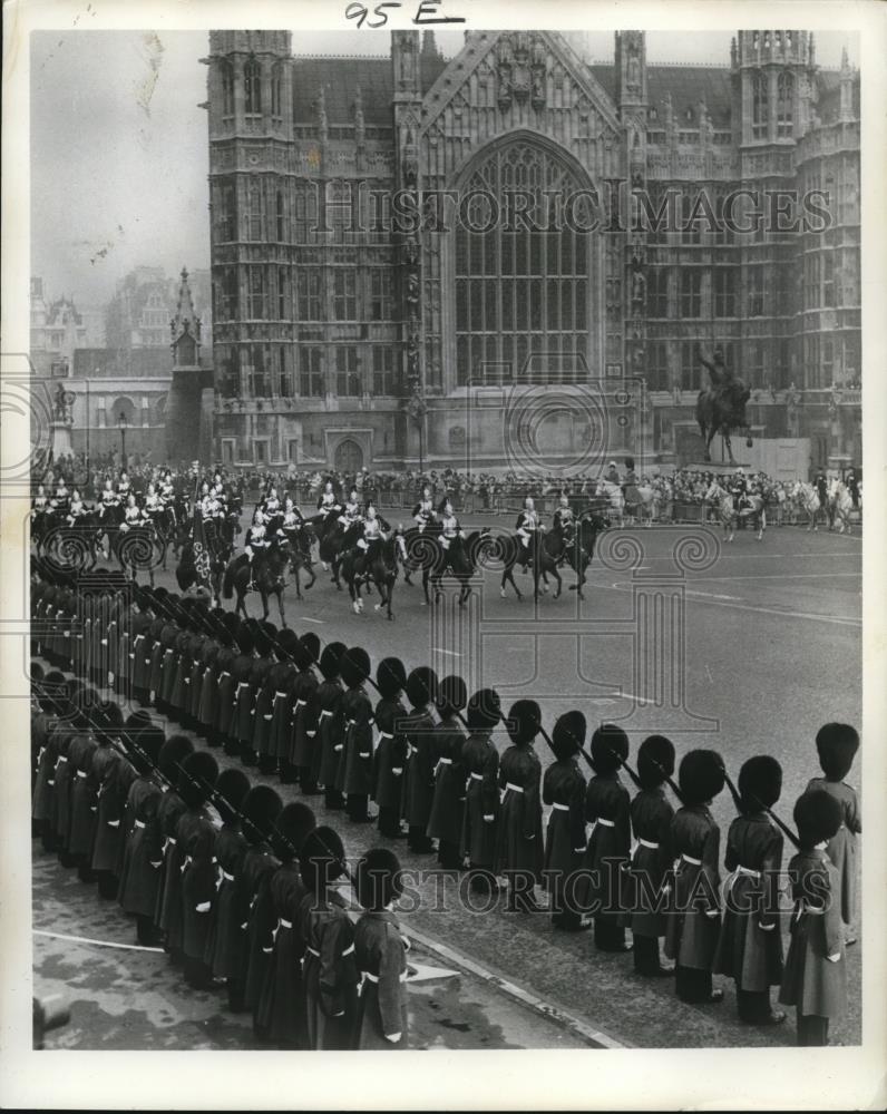 1963 Press Photo Queens procession at House of Parliament in London - Historic Images