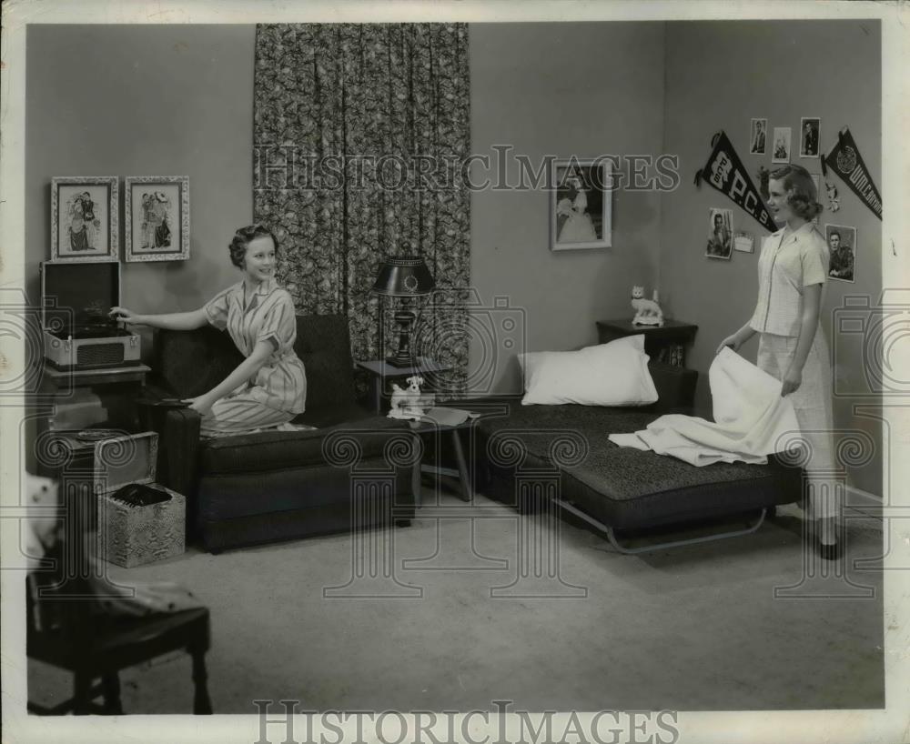 1954 Press Photo Inexpensive Chair Beds Come in Handy for Overnight Guests - Historic Images