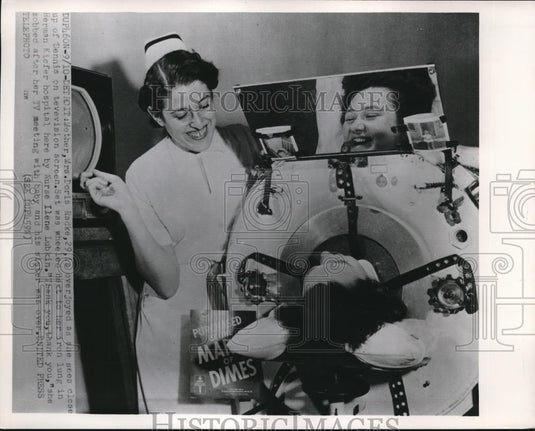 1952 Press Photo Mother, Mrs. Doris Radke sees close up of Dennos - Historic Images