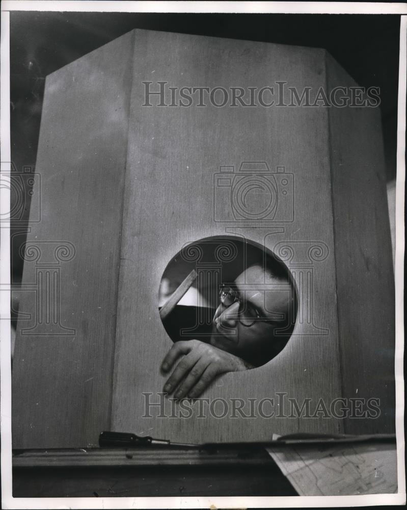 1955 Press Photo Ted Livingston Doing Woodwork Making Speaker Cabinet - Historic Images