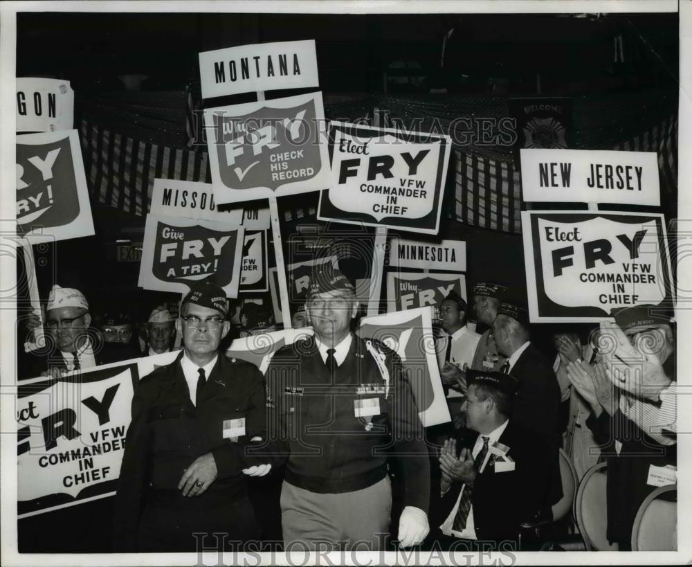 1966 Press Photo Leslie Fry cheered by the Veteran delegates - Historic Images