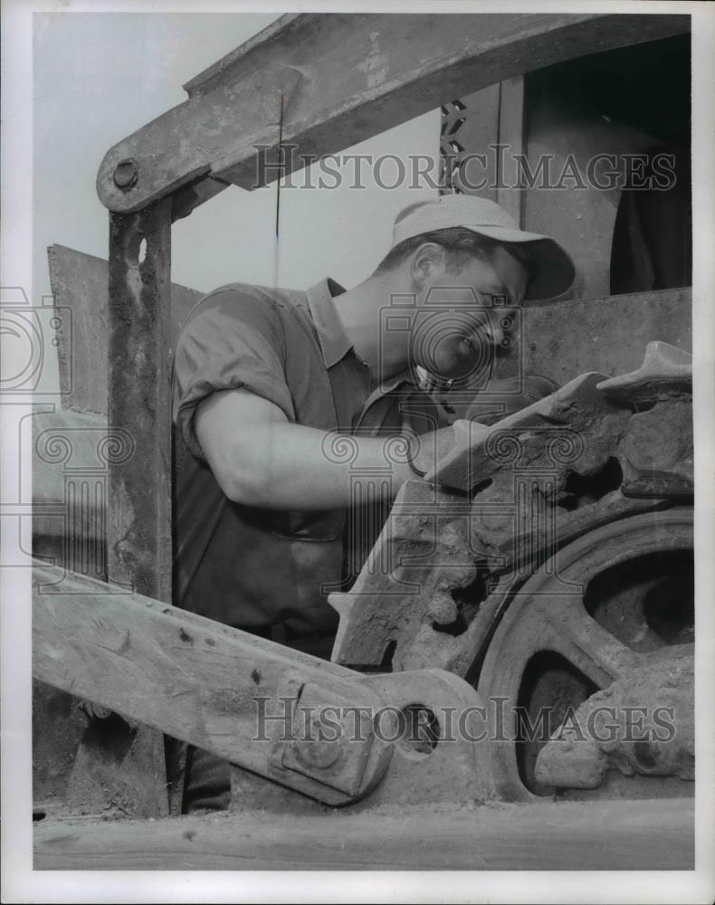 1957 Press Photo Bill Balls Bulldozer Operator at City Dump - Historic Images