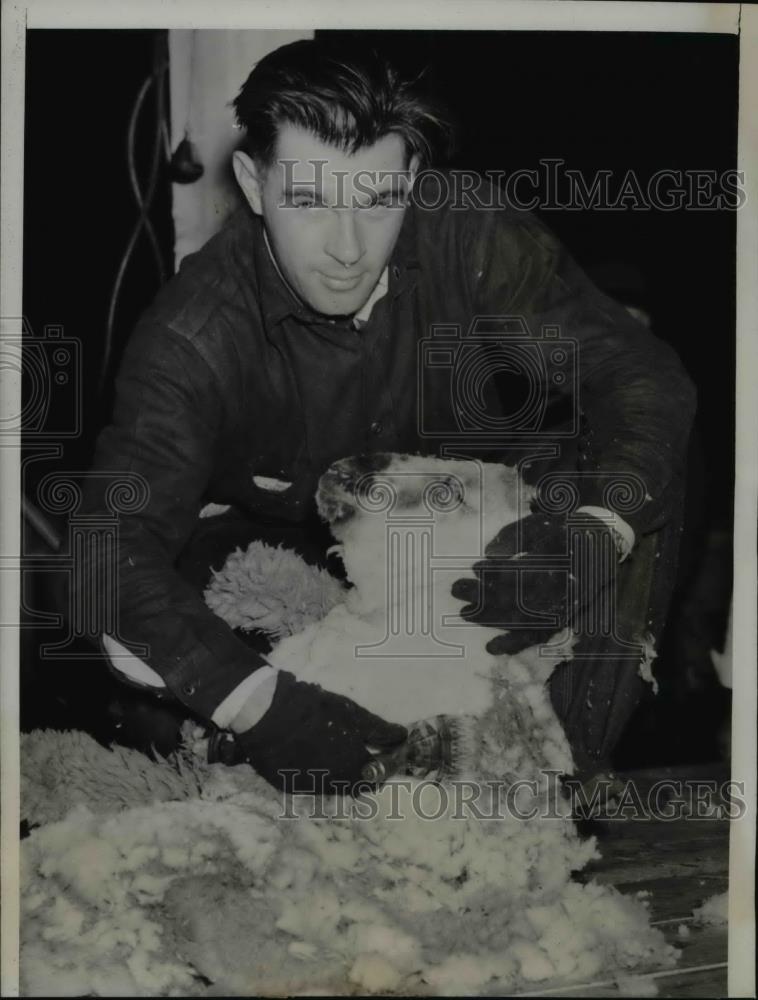 1940 Press Photo Bill Whisler Sheep Shearing Championship Winner - Historic Images