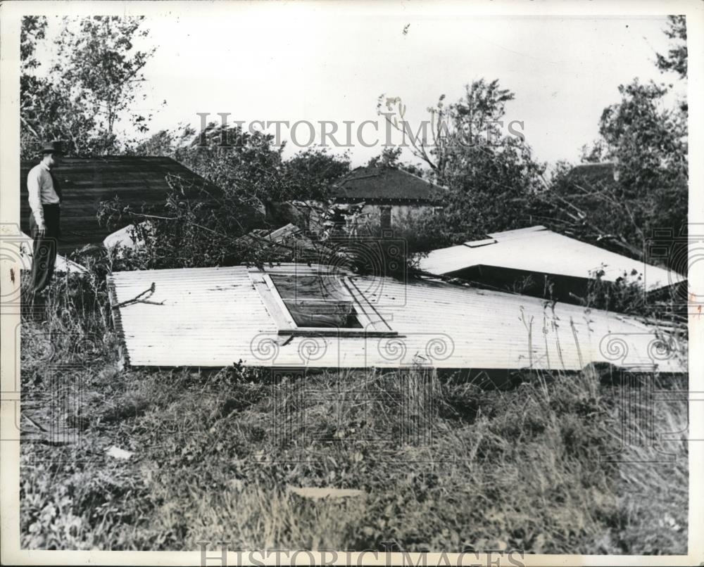 1941 Press Photo Wreckage of Garage Knocked Flat by Wind in St. Paul - Historic Images