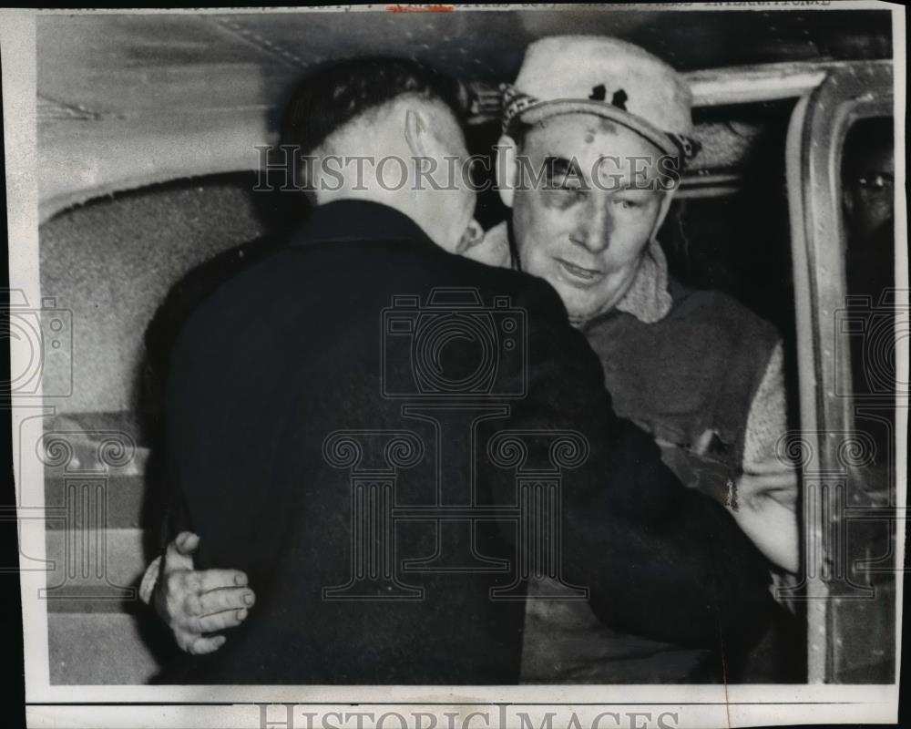 1959 Press Photo Lonnie Worth Welcomed by Son Mel after Rescue in Minneapolis - Historic Images