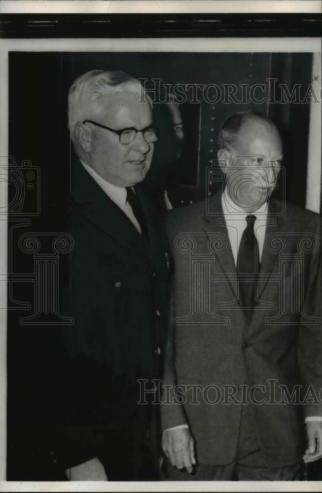 1960 Press Photo Theodore Kauffman Father of Murder Victim Lynn Leaving Court - Historic Images