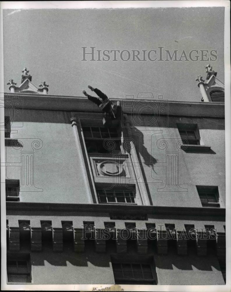 1956 Press Photo Ralph Clark Hanging by Ropes Cleans Gutters in San Francisco - Historic Images