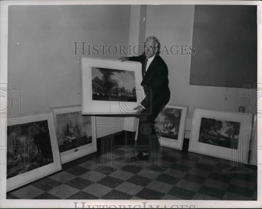 1963 Press Photo E.B. Williams Holds &quot;Old Navy&quot; Picture of Roosevelt Collection - Historic Images