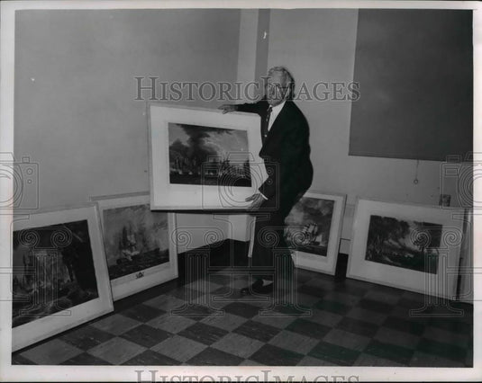1963 Press Photo E.B. Williams Holds "Old Navy" Picture of Roosevelt Collection - Historic Images