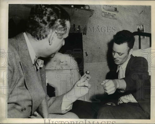 1947 Press Photo Marsh Babbitt breaks Stephen Richardson's Hex Spell - Historic Images