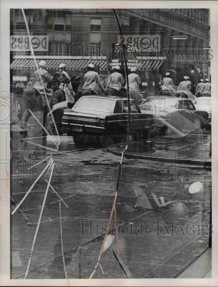 1968 Press Photo Mounted Police on Euclid Avenue - Historic Images