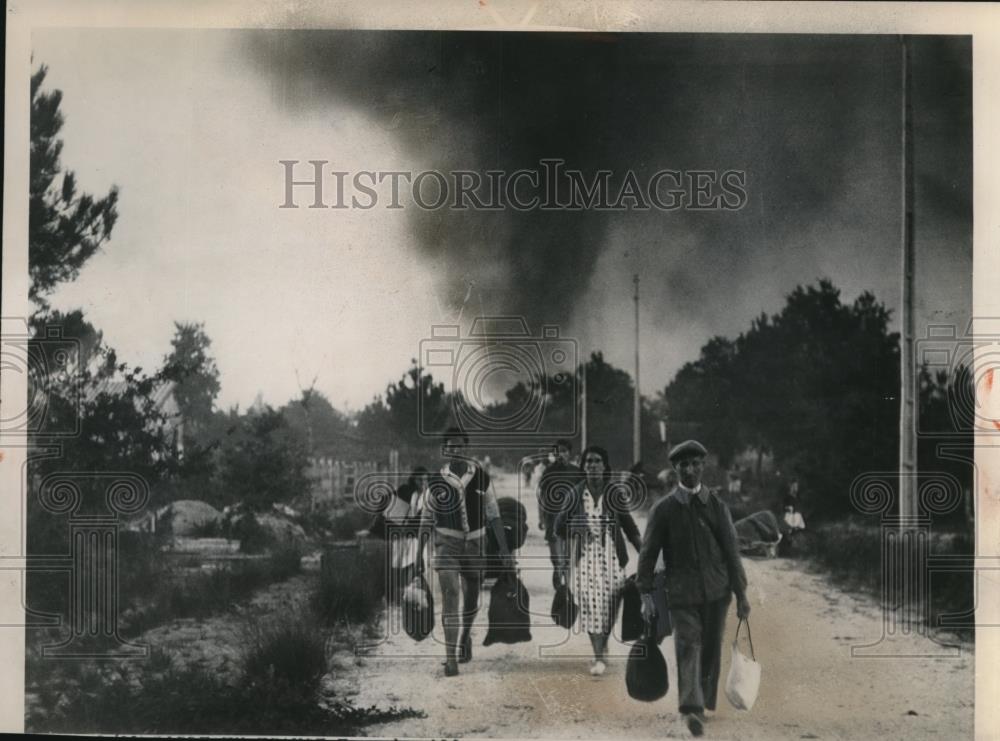 1949 Press Photo French Villagers Flee Homes as Forest Fires Burn in France - Historic Images