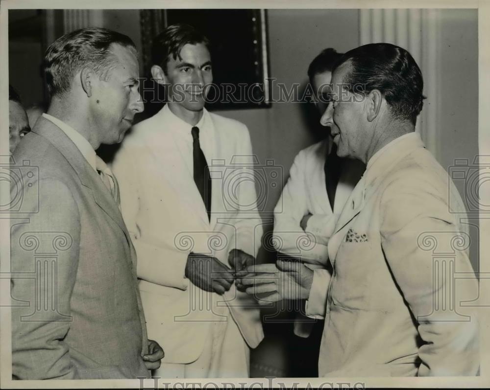 1939 Press Photo Count Jerzy Potocki talks to reporters after conference - Historic Images