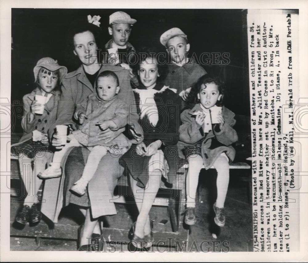 1950 Press Photo Juliet Tessier & 6 Children Evacuate St. Boniface, Canada - Historic Images