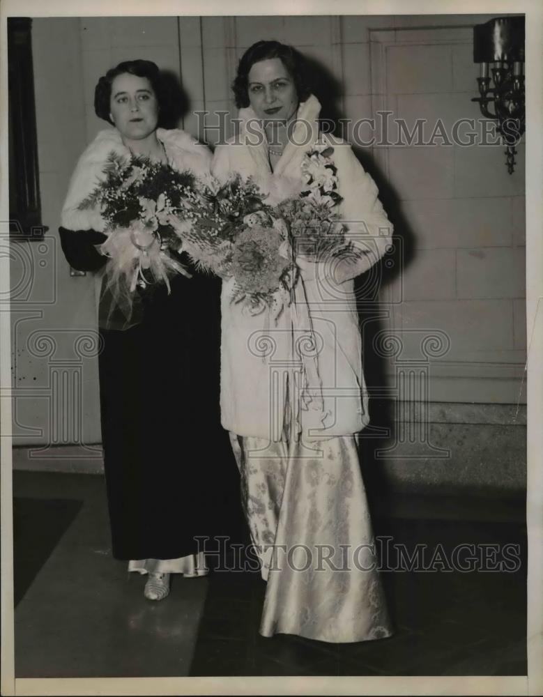 1938 Press Photo Mrs. Peyton Chochran and Mrs. W.B. Lucas at First Bachelors&#39; - Historic Images