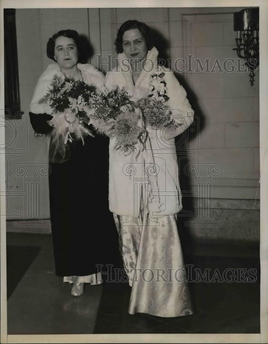 1938 Press Photo Mrs. Peyton Chochran and Mrs. W.B. Lucas at First Bachelors' - Historic Images