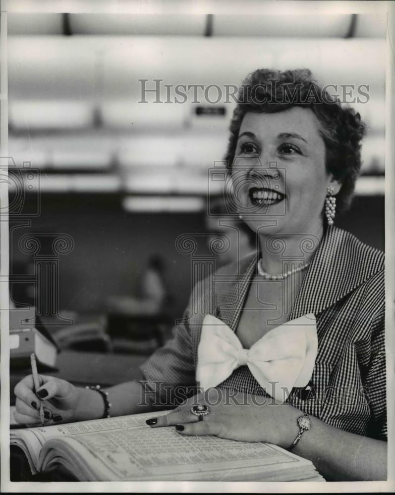 1957 Press Photo Mrs. Lilah C. Rodenberger in General Accounting Office - Historic Images