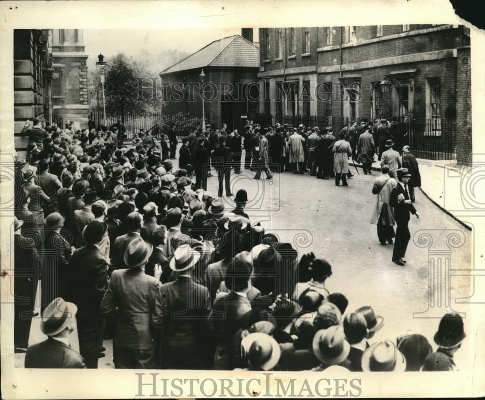 1938 Press Photo Part of the crowd that assembled in London, England - Historic Images