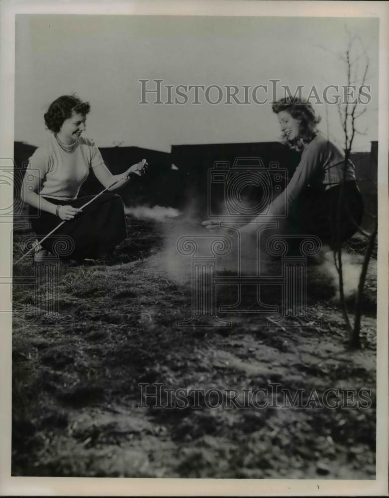 1951 Press Photo Eleanor Wedryk and Frances Farming - Historic Images