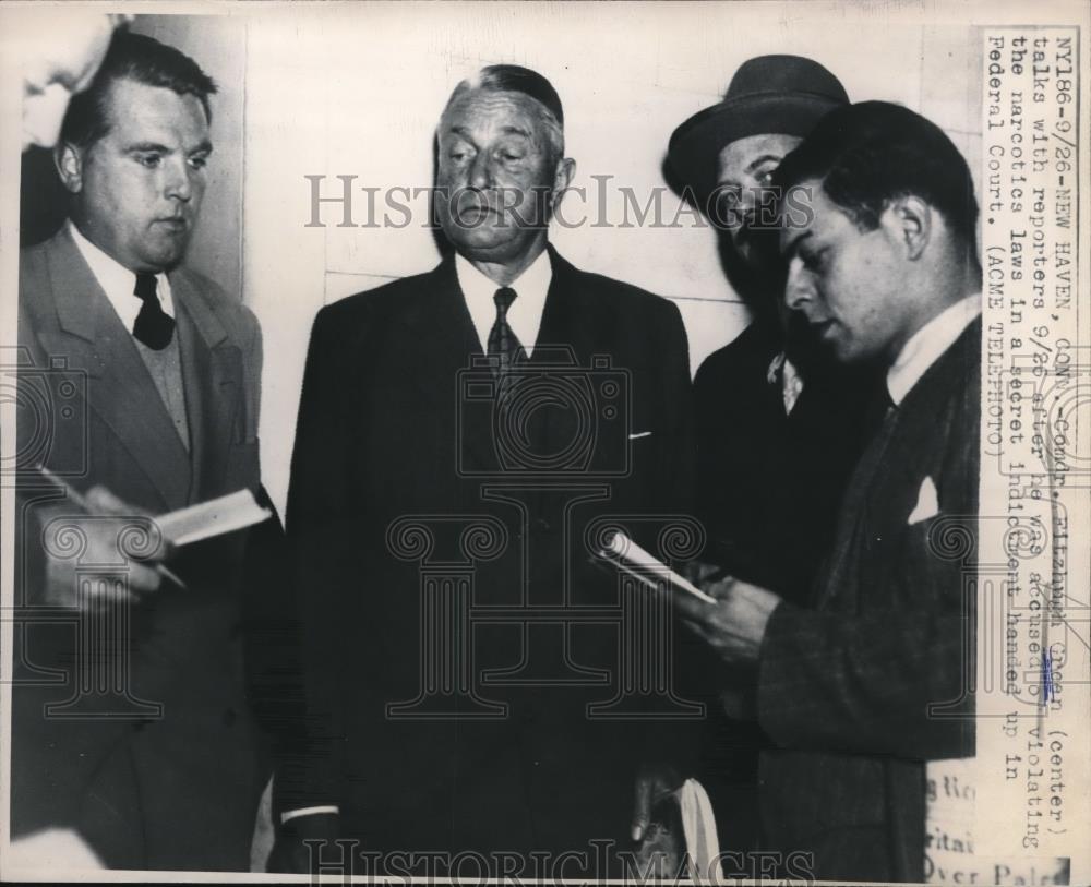 1947 Press Photo New Haven, Con Elizabeth Green talking with reporters - Historic Images