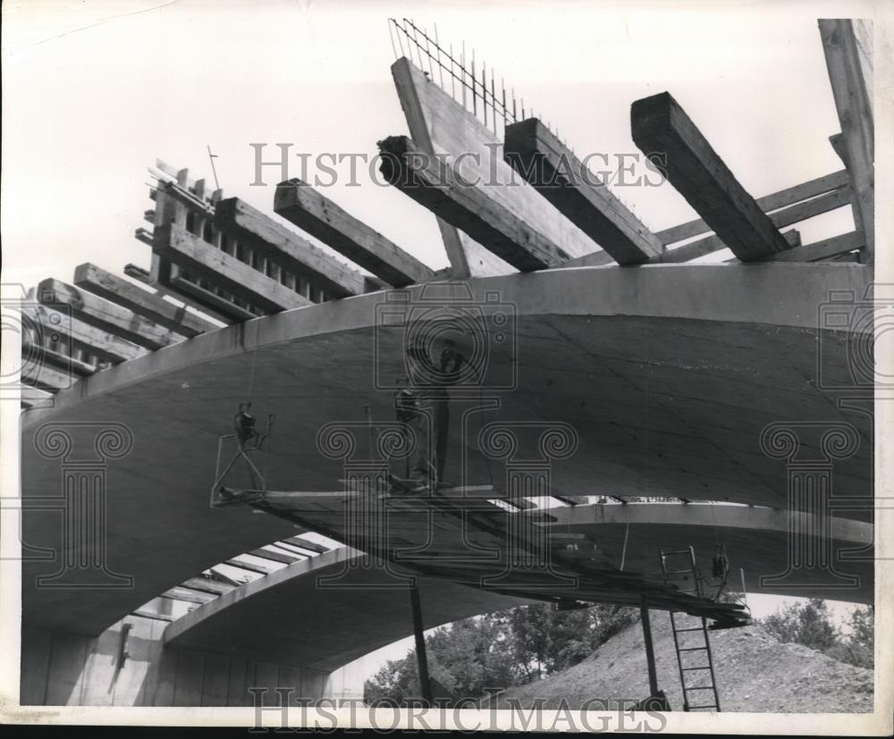 1955 Press Photo Jim Jones finishes the concrete at the Wilson Mills Road Bridge - Historic Images