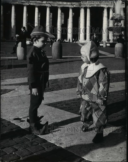 1966 Press Photo Kids on their costumes for carnival - Historic Images