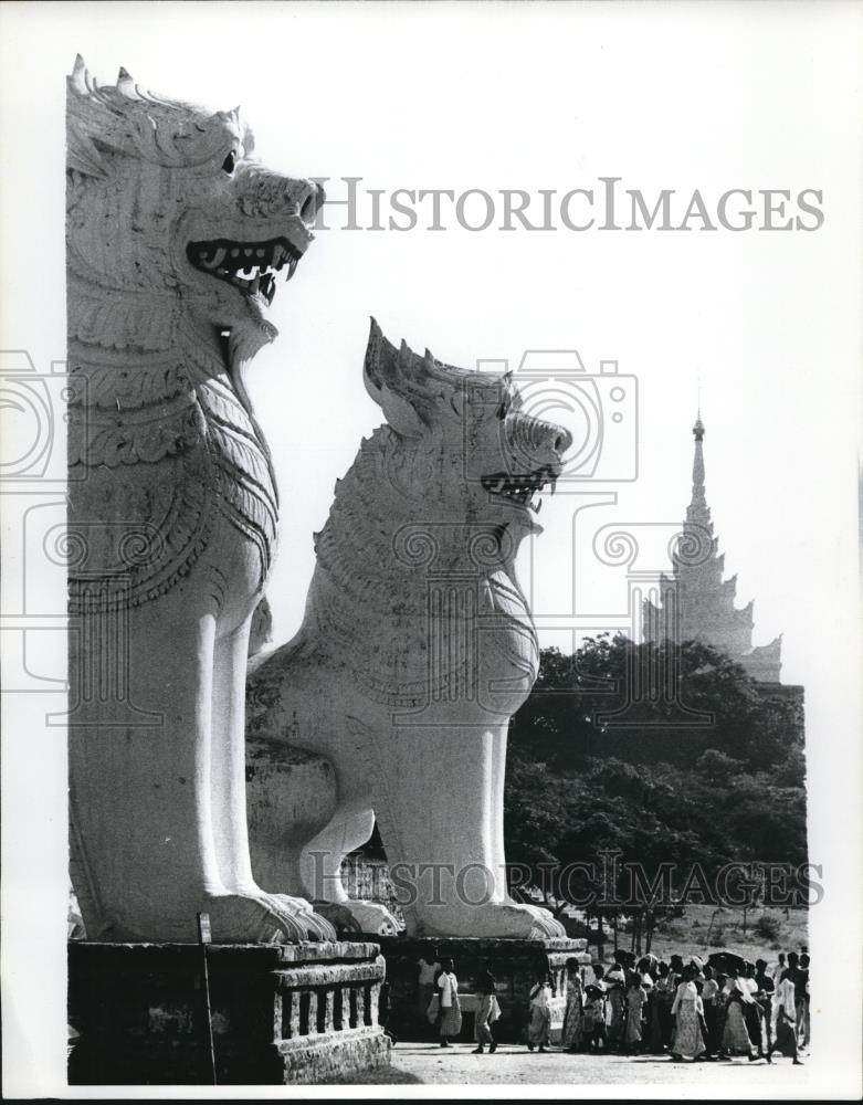 1969 Press Photo Driffin statues at Gateway to Mandalay hill Royal Palace - Historic Images