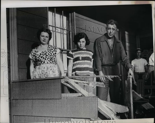 1953 Press Photo Dorothy, Carol and Philip Haddad stands on broken porch, Ohio - Historic Images